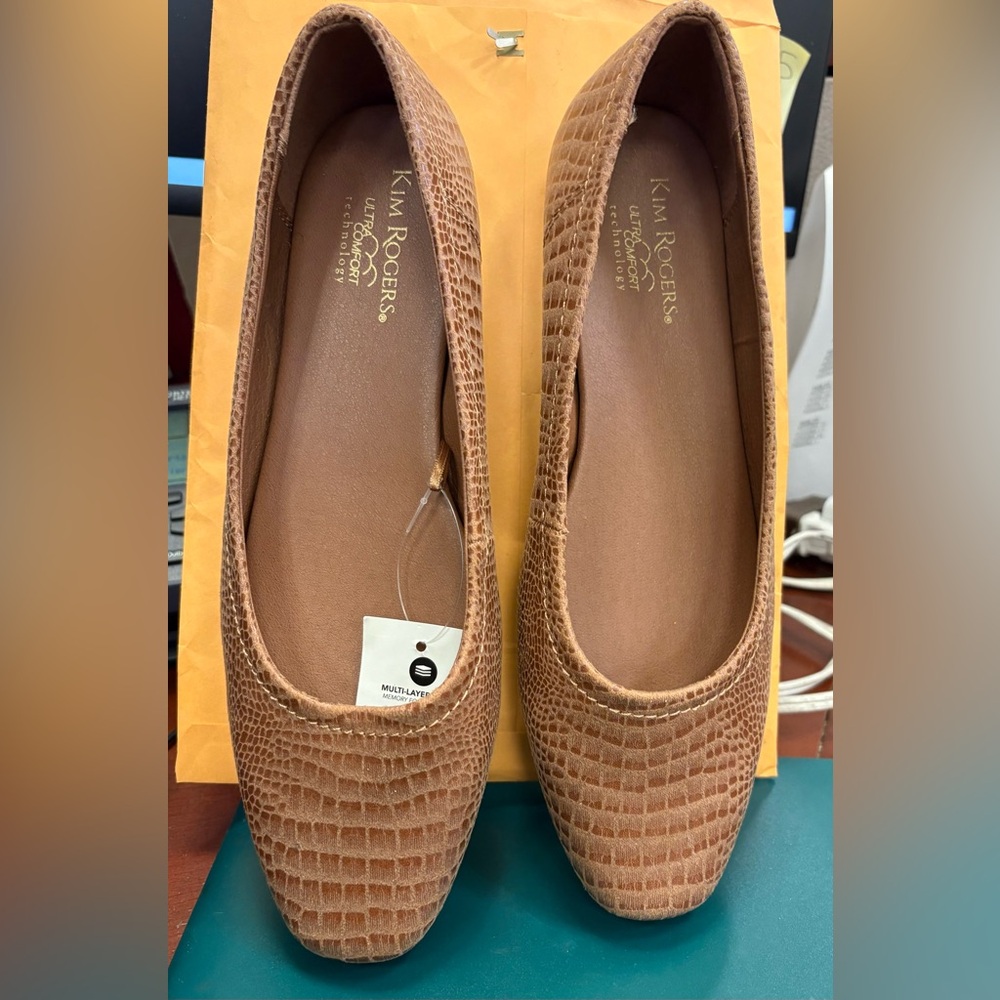 NWT  Kim Rogers Women's Tan Flats  
Size 10W - Picture 6 of 8